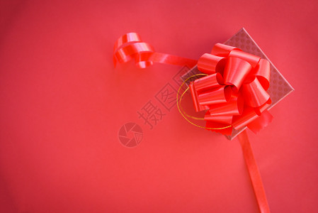 礼物盒红顶视窗复制空间红礼箱带丝结弓赠给圣诞快乐新年或红背景情人节图片
