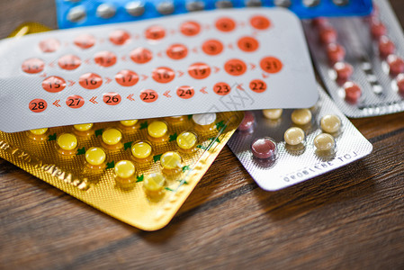 预防妊娠避孕概念木制背景保健和医药的避孕控制口服避孕药图片
