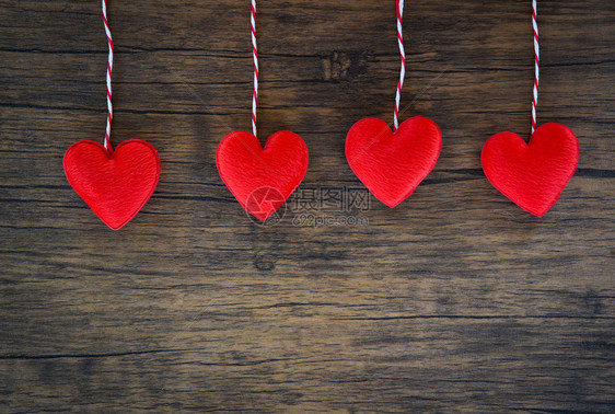 情人节爱心概念挂红装饰在木制的纹身背景上图片
