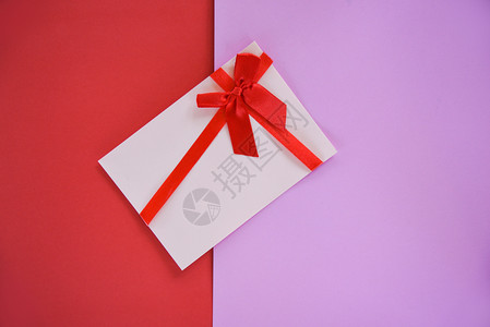 红和粉背景的礼品卡带有红丝结的礼品卡装饰圣诞快乐节的红丝结弓新年快乐或情人节的礼物券红半粉背景的礼物券图片