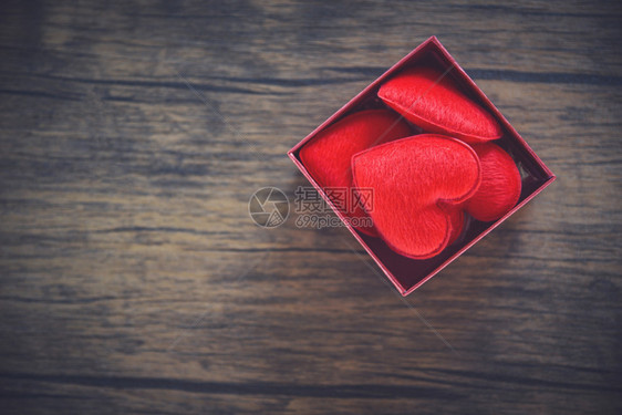 开放礼物盒和红心子惊喜红心满全的礼物快乐新年或情人节图片