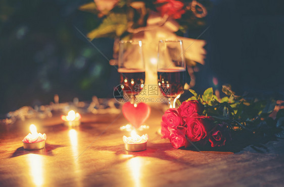 情人晚宴浪漫爱概念桌布上装饰红心的图片