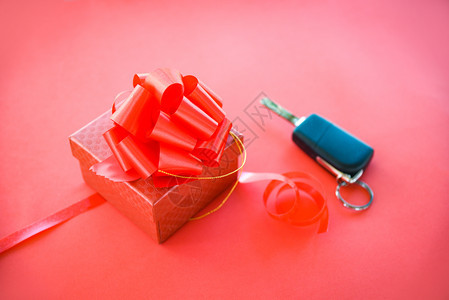 赠送礼车钥匙概念红色礼品盒底有丝结弓和钥匙车图片