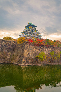 大阪城堡建筑秋季有多彩的木叶或落多彩的树木京都市关西日本建筑景观背著名的旅游点图片