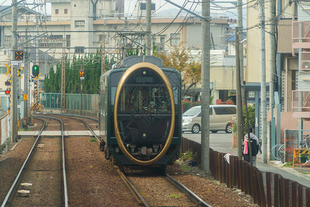 日本京都0132日本铁路当地火车通过城市运行旅游和输概念吸引游客钢铁结构工业图片