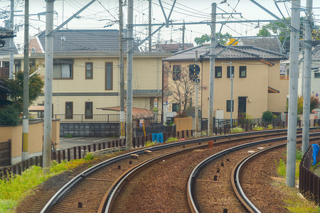 日本京都0132日本铁路当地火车通过城市运行旅游和输概念吸引游客钢铁结构工业图片