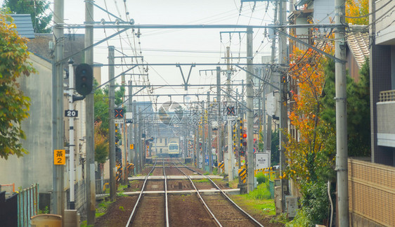 日本京都0132日本铁路当地火车通过城市运行旅游和输概念吸引游客钢铁结构工业图片