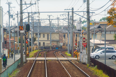 日本京都0132日本铁路当地火车通过城市运行旅游和输概念吸引游客钢铁结构工业图片