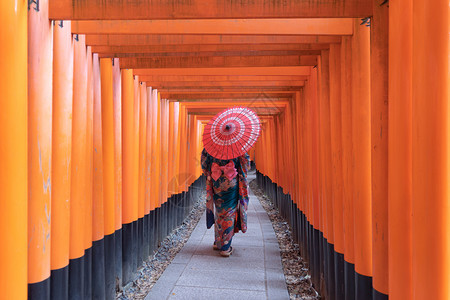 穿着日本服饰的妇女在假期外出旅行图片