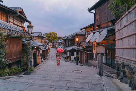 身着日本传统的妇女在日本旅游外出站行在街道上图片