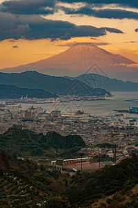 日本落时分在本静冈市的港口和在工业区附近有顶云的藤山空中观察图片