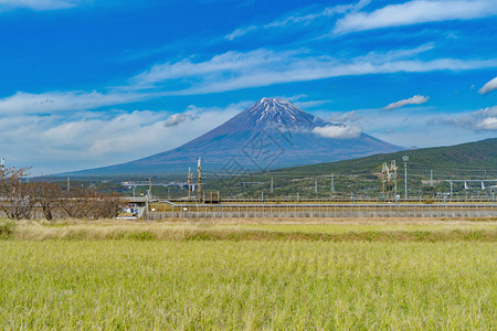 富士山蓝天靠近富士五湖绿稻田日本藤川口子山桥自然景观背图片