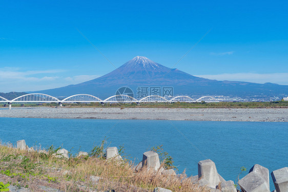 富士山的反射与蓝天相近富士五湖藤川口子山桥日本自然景观背图片