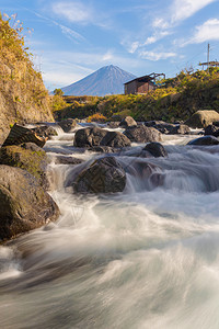 富士山和瀑布与石在世巴河自然地貌背景位于日本在假和旅行图片