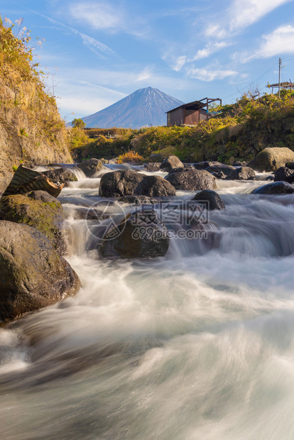 富士山和瀑布与石在世巴河自然地貌背景位于日本在假和旅行图片