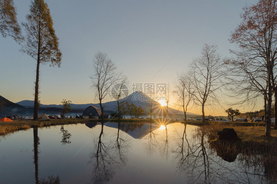 富士山的反射与蓝天相近富士五湖藤川口子山桥日本自然景观背图片