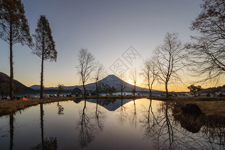 富士山的反射与蓝天相近富士五湖藤川口子山桥日本自然景观背图片