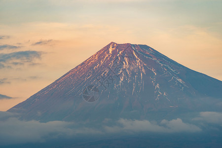 峰会背景板靠近藤山峰顶有雪盖蓝天背景日本背景