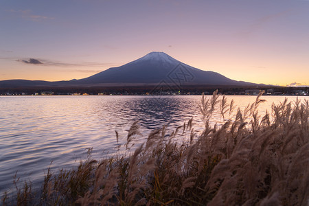 富士山的反射与蓝天相近富士五湖藤川口子山桥日本自然景观背图片