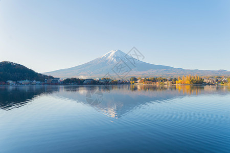 富士山的反射与蓝天相近富士五湖藤川口子山桥日本自然景观背图片