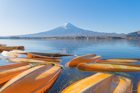 中午12时在Yamaashi藤川口附近在富士山和岸上的船只五湖日本蓝天五湖自然景观背图片