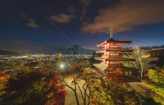 秋季叶或树带有红或落的ChureitoPagoda寺有色树福吉田日本自然景观背图片