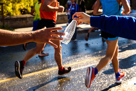 运行者收集一瓶水在锻炼期间化joaquincorbalancom图片