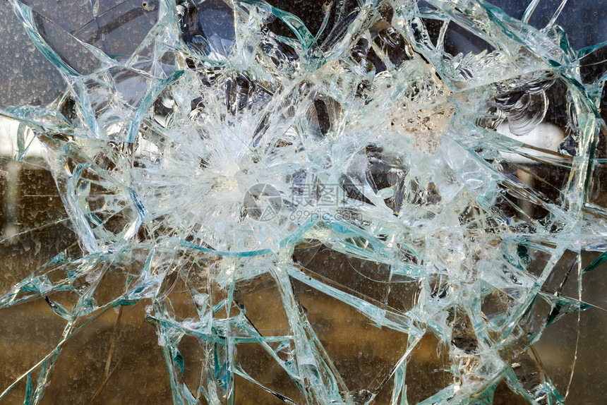 一个废弃工业区的玻璃窗破碎