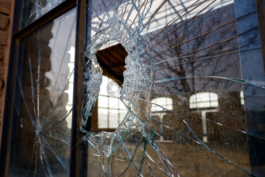 窗户玻璃碎了在一个废弃的旧工厂里高清图片下载-正版图片305889745