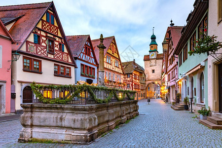 德国南部巴伐利亚州罗德堡市的中世纪老城圣誕街装饰和照亮圣诞街配有门和塔楼马库斯图姆图片