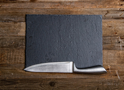 石板平黑色块和木本的尖利钢制厨房刀图片