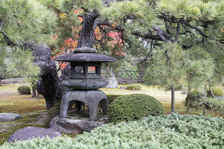在京都尼霍城堡的日本花园里用石头制作的传统灯笼当点燃时它被视为对佛的献祭图片