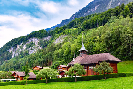 瑞士Iseltwald村瑞士Brienz湖南岸传统木教堂瑞士图片