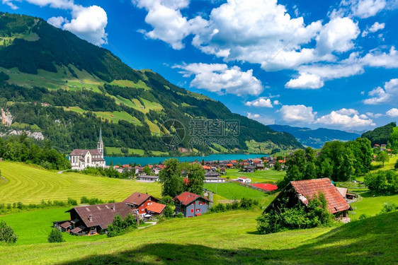 天主传统木材和现代房屋沿瑞士苏威斯村隆格伦湖的恩西边阳光明媚的夏日瑞士奥布瓦尔登瑞士隆格伦村图片