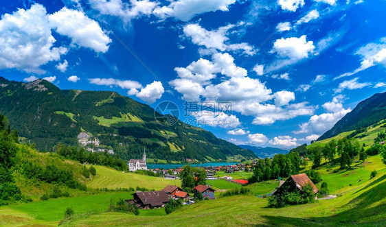 SwissLungern村的全景以及Lungense湖上的教堂和传统木屋阳光明媚的夏日瑞士ObwaldenObwalden瑞士L图片