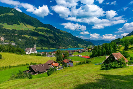 天主传统木材和现代房屋沿瑞士苏威斯村隆格伦湖的恩西边阳光明媚的夏日瑞士奥布瓦尔登瑞士隆格伦村图片