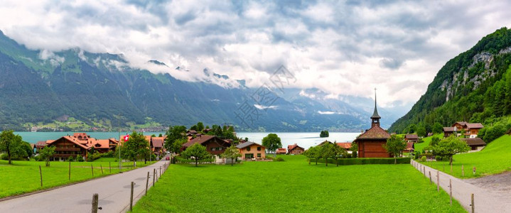 瑞士Brienz湖南岸的Swiss村Iseltwald与传统木教堂的全景瑞士Iseltwald村图片