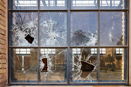 玻璃破碎的窗砸了一个行业图片