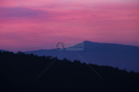 自然地貌背景观美丽的象清晨雾填满平滑山丘脉谷图片