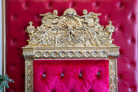 皇冠在长椅上的王图片