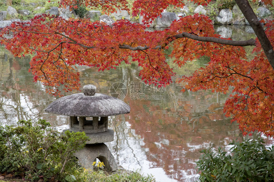 日本京都丸山公园的石灯图片