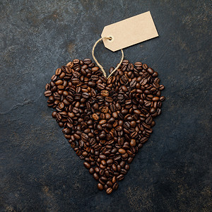 咖啡豆以深生锈背景的心形豆子平的地深生锈背景的心形咖啡豆子图片