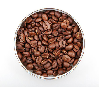 白色背景上孤立的新鲜烤咖啡豆图片