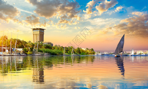 埃及阿斯旺尼罗河阴云日落图片