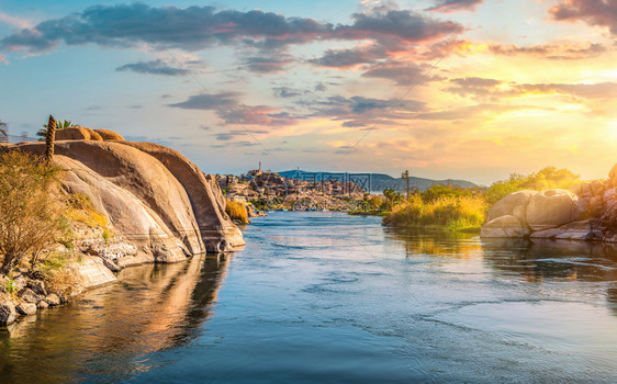 埃及尼罗河的阿斯旺日落地貌图片