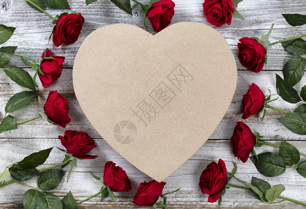 情人节快乐红玫瑰围绕一个心形的礼物盒白色锈木图片