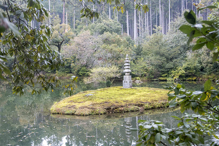 雕刻的石珠在日本京都九寺的花园里图片