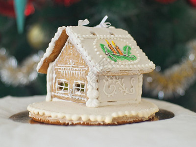 圣诞节蛋糕姜饼屋超过克丽丝底塔的灯光被装饰fir树背景
