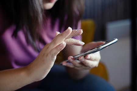 妇女手握机电话空白复制间屏幕有技术概念的智能电话图片