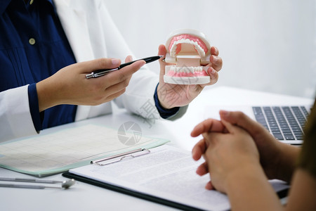 牙医在科办公室检查病人牙齿治疗图片
